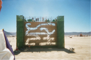 Figure 7: Human ant farm on the Playa. Photograph by author.