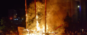 INVADIERON POR MAR, RESPONDEMOS CON FUEGO. UN PRESAGIO.  (THEY INVADED BY SEA, WE RESPONDED WITH FIRE. AN OMEN.)