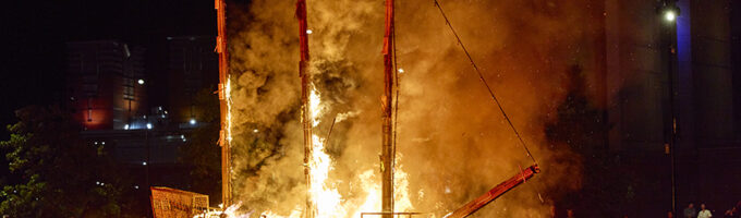 INVADIERON POR MAR, RESPONDEMOS CON FUEGO. UN PRESAGIO.  (THEY INVADED BY SEA, WE RESPONDED WITH FIRE. AN OMEN.)